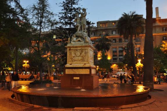 Movimentação no início da noite na Plaza de Armas, em Santiago, capital do Chile